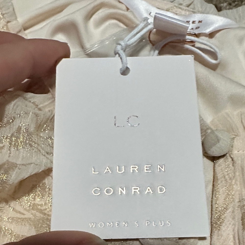 Elegant Cream and Gold Women's Top - Picture 4 of 6